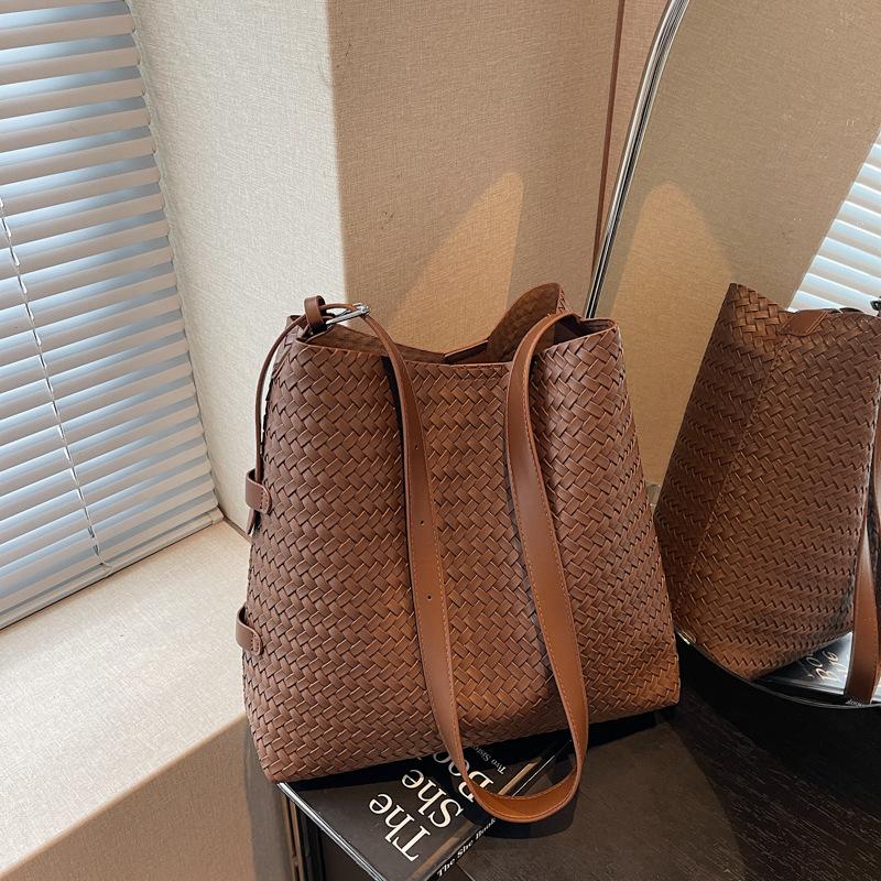 

Casual Large Capacity Bag Women s Armpit Commuter Bag 2025 Fall New Woven Bag Simple Shoulder Bucket Bag коричневый