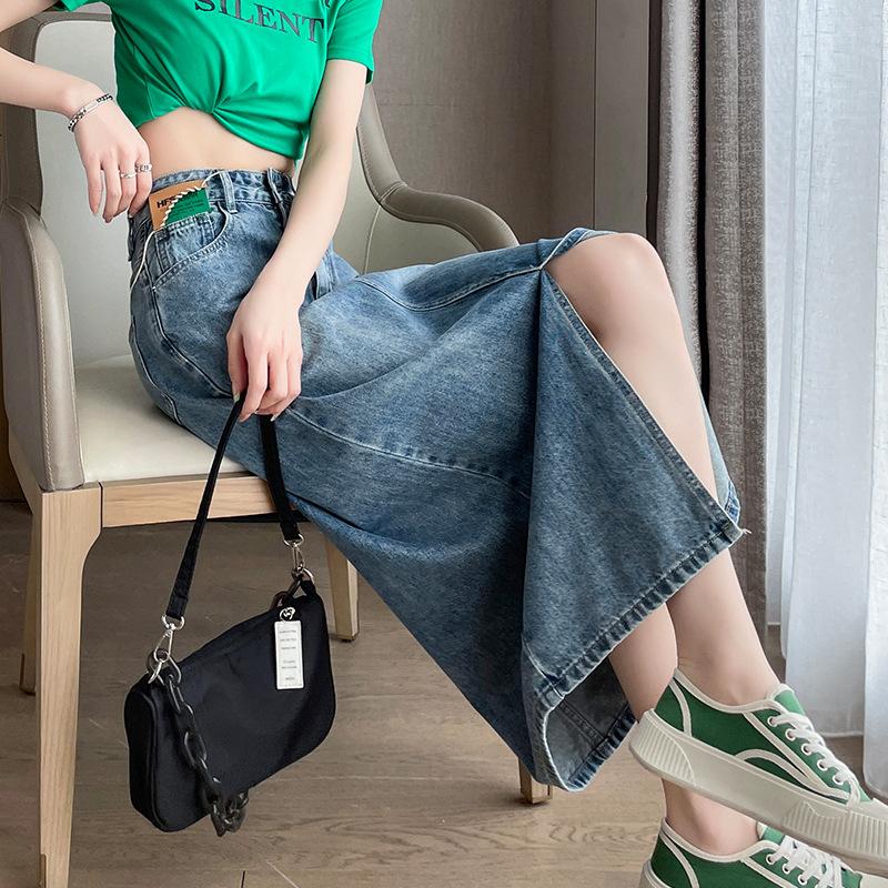 

Маленькая весенне-летняя джинсовая юбка миди А-силуэта с разрезом, застежкой на талии и бахромой XXL