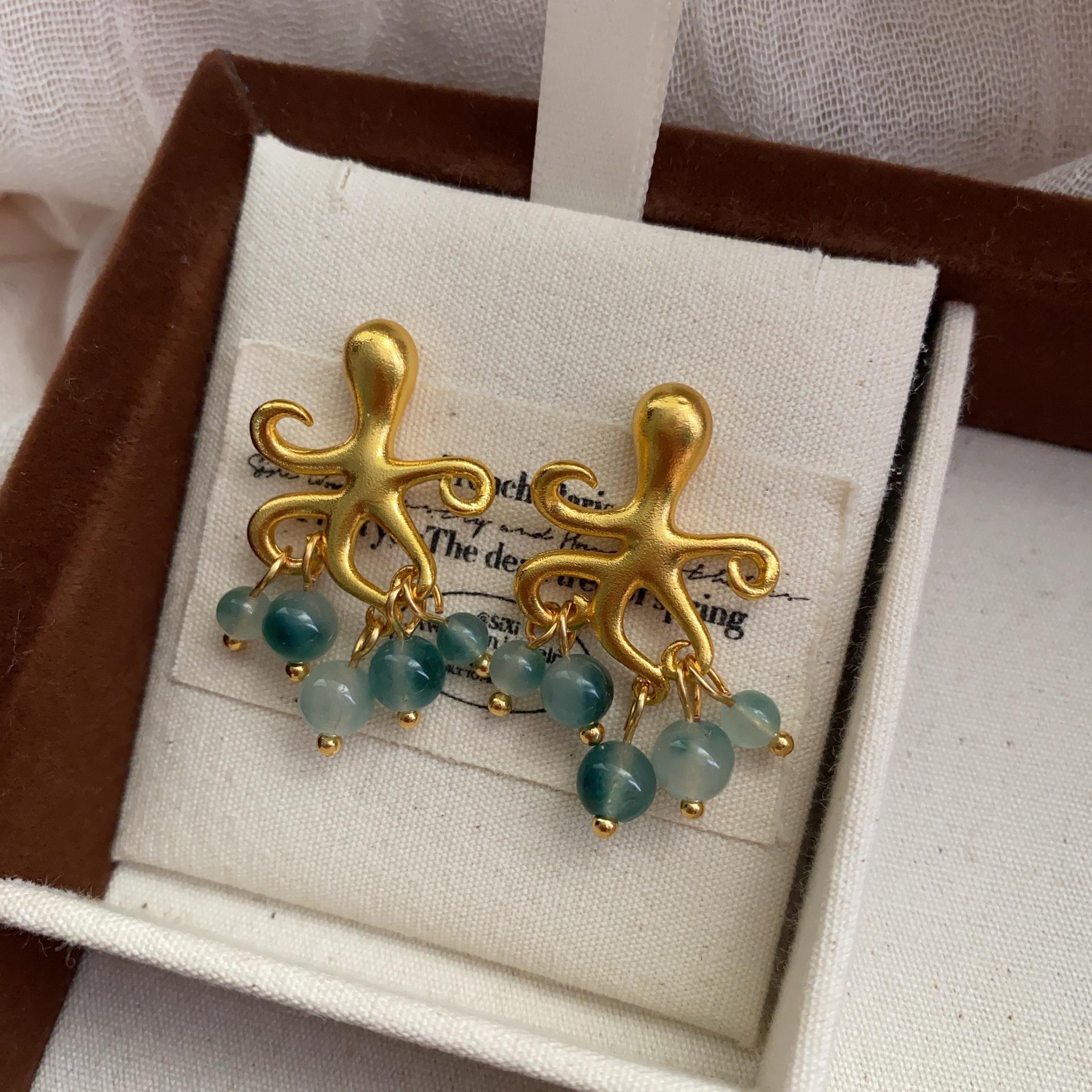 

Three-dimensional gold octopus stud earrings, gradient beads, drapes, temperament, fashionable personality design, niche personality earrings