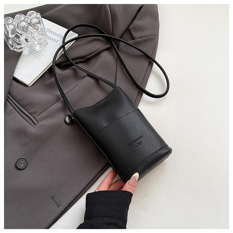 Повседневная сумка через плечо из мягкой кожи корейская версия 2025 новая на плечо ретро модная универсальная для ежедневных поездок на работу сумка-ведро 2350₽