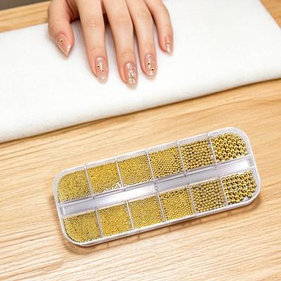 1 Set 12 Fächer Nail Art Perlen-Set mit Aufbewahrungsbox 3D Nail Art Metall Kaviarperlen DIY Maniküre Design Dekoration Anhänger Nagelzubehör