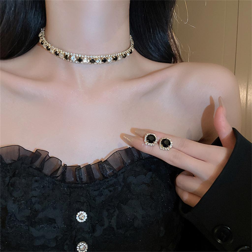 2 Piece Retro Light Luxury Diamond Studded Round Earring Necklace