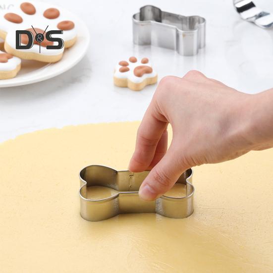 Non Stick 4Pcs/Set Biscuit Mold Heat Resistant DIY Dog Bones/Claws Cookie Mold Kitchen Utensils