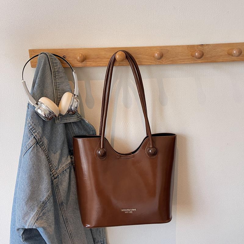 

Simple and high-value large-capacity tote bag women s 2025 new commuter leisure foreign-style portable shoulder armpit bag