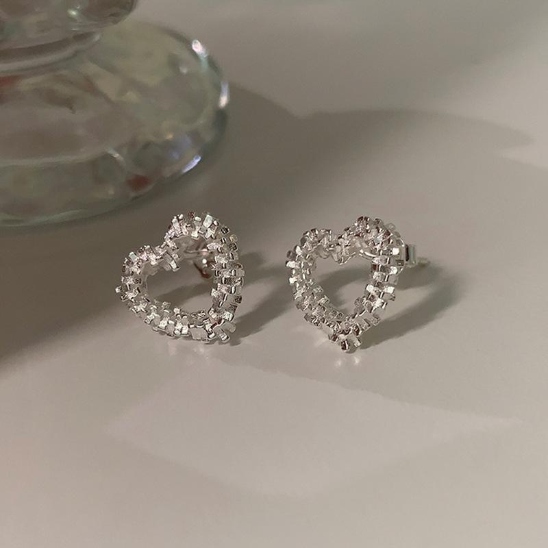 

Нишевый дизайн, изящные блестящие серебряные пустые серьги-гвоздики с надписью «Любовь», женские простые индивидуальные модные трендовые универсальные серьги