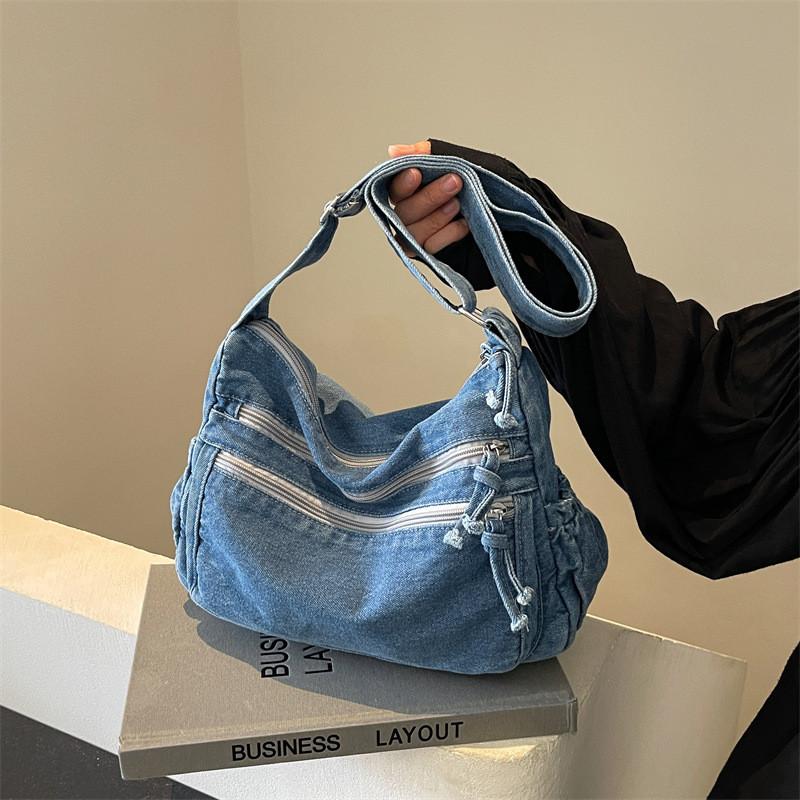 Borsa a tracolla in tela con punta e chiusura a cerniera per stile urbano e uscite casual