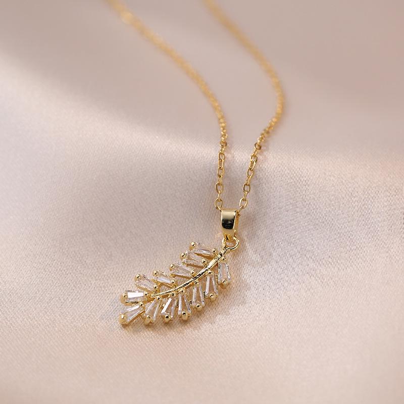 Women's Feather Clavicle Necklace: Japanese-Korean Style, Simple and Chic Design