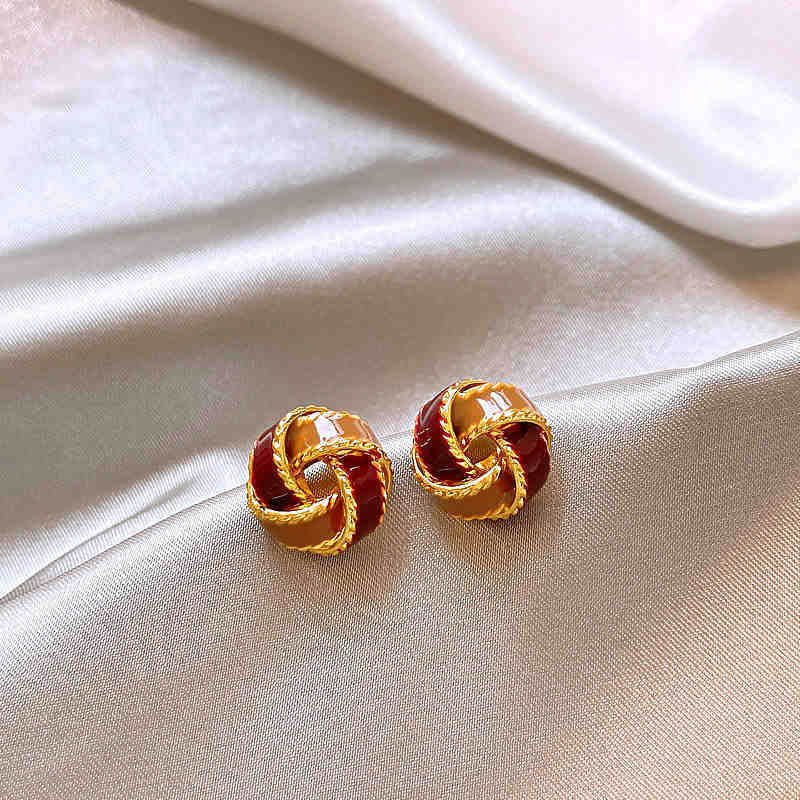 

Light luxury high-end French retro concentric knot earrings design temperament versatile New Year s earrings autumn and winter earrings