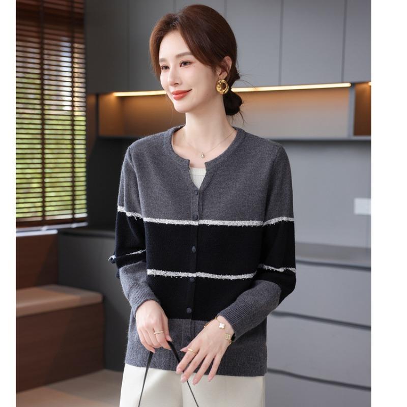 Temperament elegant color matching knitted cardigan mother clothing autumn and winter new loose casual middle and old women's clothing tops tide