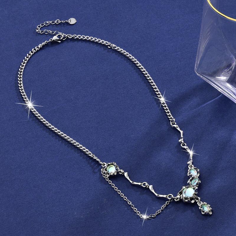 

Элегантное колье-цепочка с замком из титановой стали с лунным камнем и стильным мотивом ветви