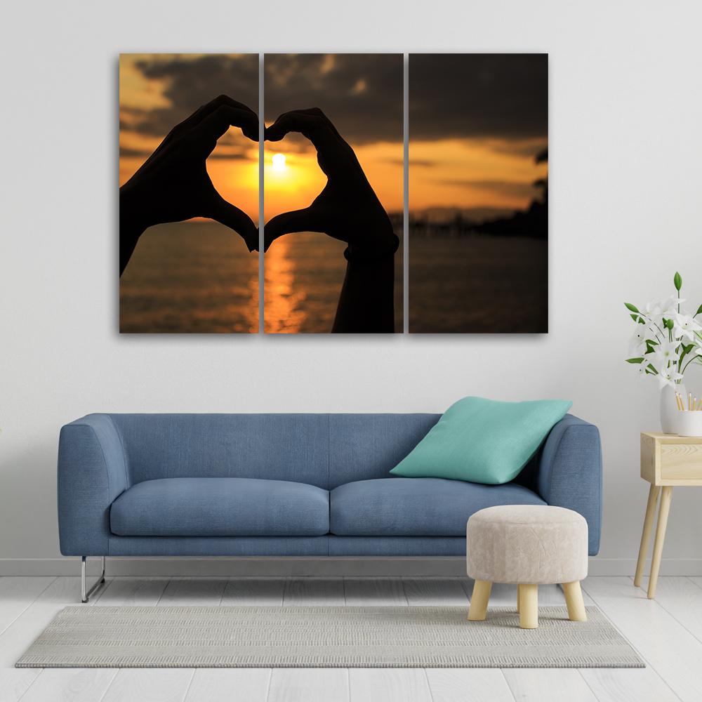 Obraz na plátně ze tří kusů Ruce zformované do srdce Západ slunce