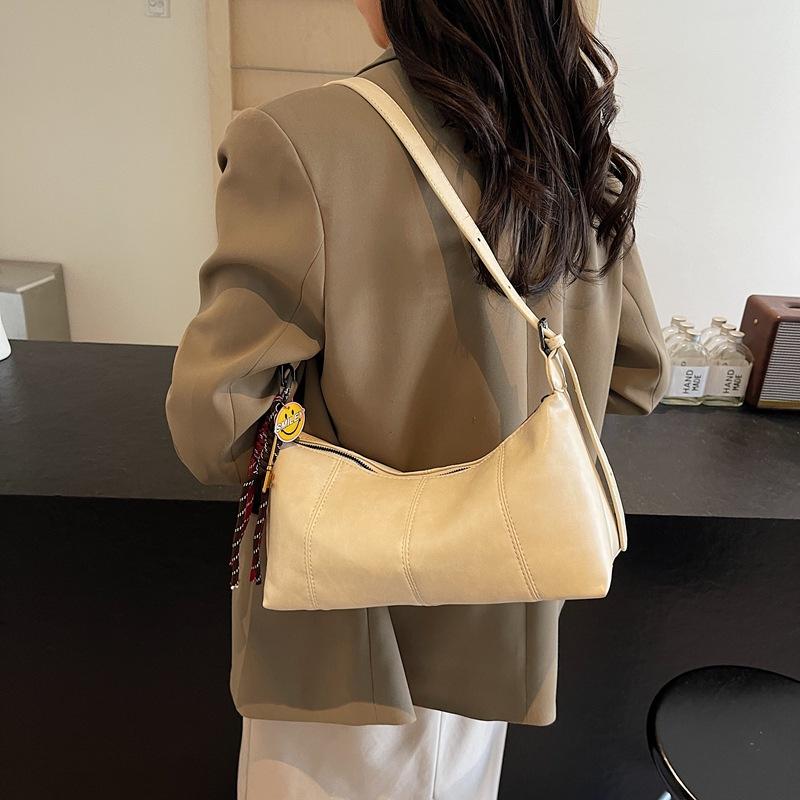 This autumn's new soft leather large-capacity casual versatile shoulder messenger bag fashionable senior commuter dumpling bag