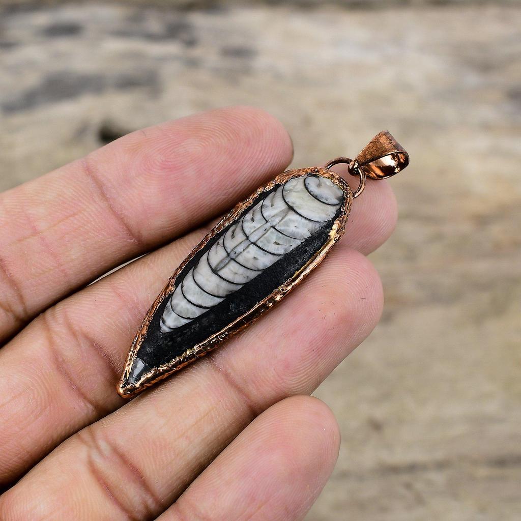Wisiorek z skamieniałością Orthoceras, Wisiorek z miedzi elektroformowanej, Ręcznie robiony wisiorek, Biżuteria elektroformowana, Wisiorek z kamieniem szlachetnym, Prezent dla kobiet, Biżuteria miedziana