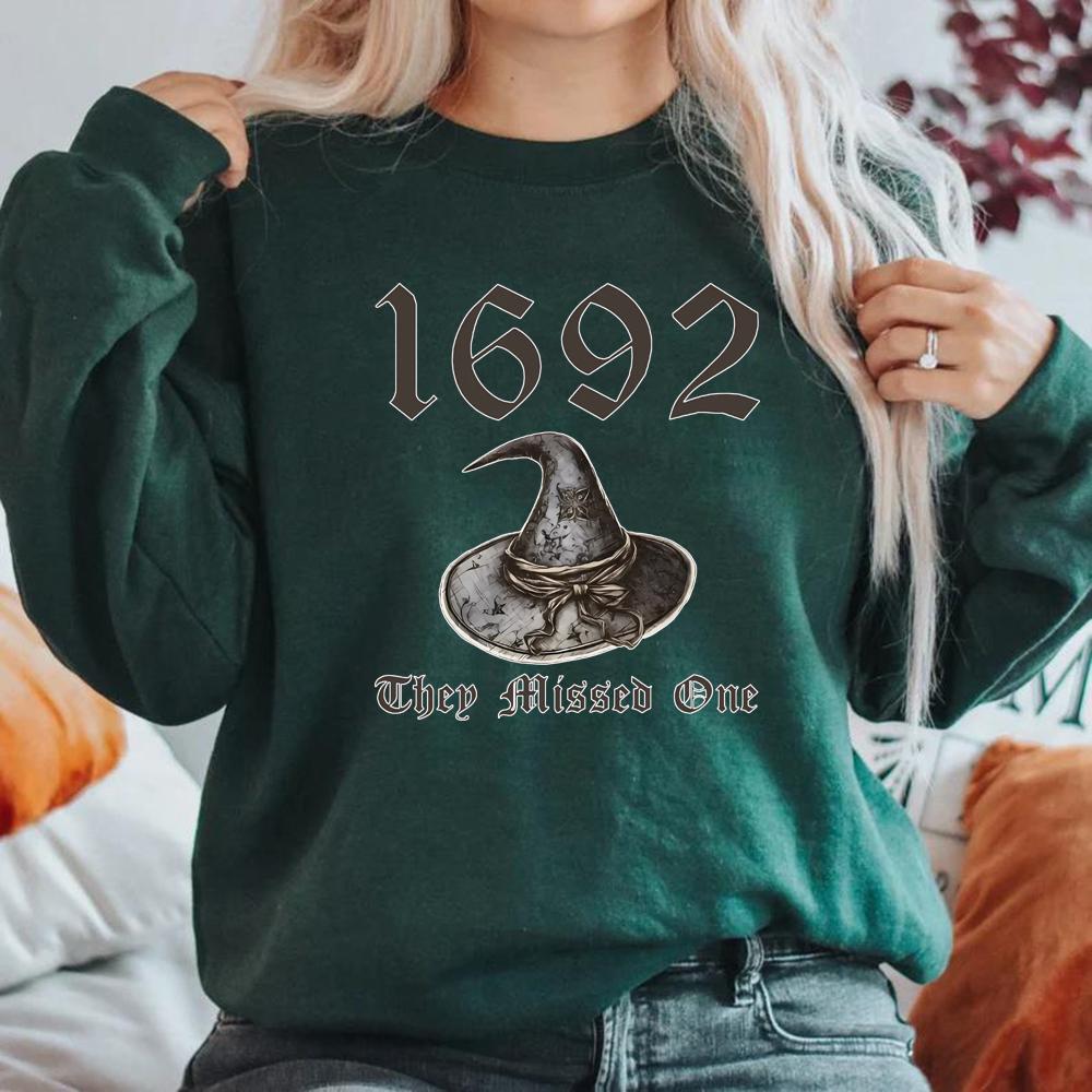 

1692 They Missed One Толстовка Salem Witch Толстовка Spooky Season Свитер для женщин на Хэллоуин Подарочная толстовка на Хэллоуин XXXL темно-зеленого
