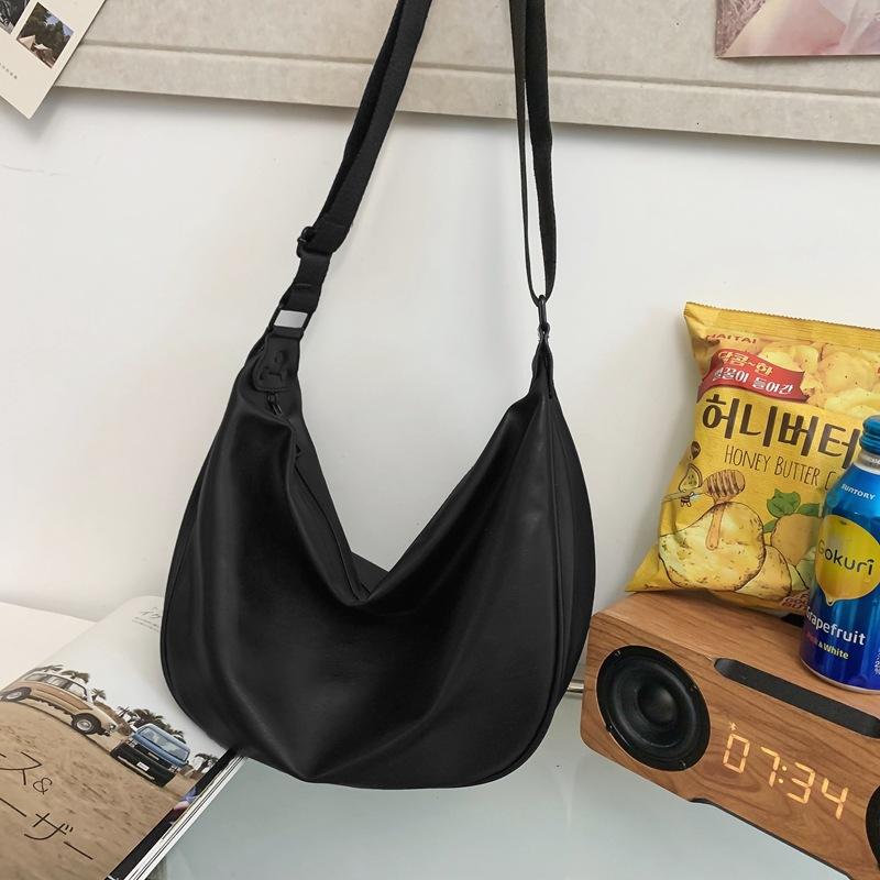 Casual women's bags Korean version fashionable large-capacity messenger bags women's simple casual commuting single shoulder women's niche autumn bags