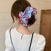 Scrunchie im koreanischen Stil mit rot, blau und weißem Colorblock-Streifenmuster - Süßes und verspieltes Haargummi für Frauen