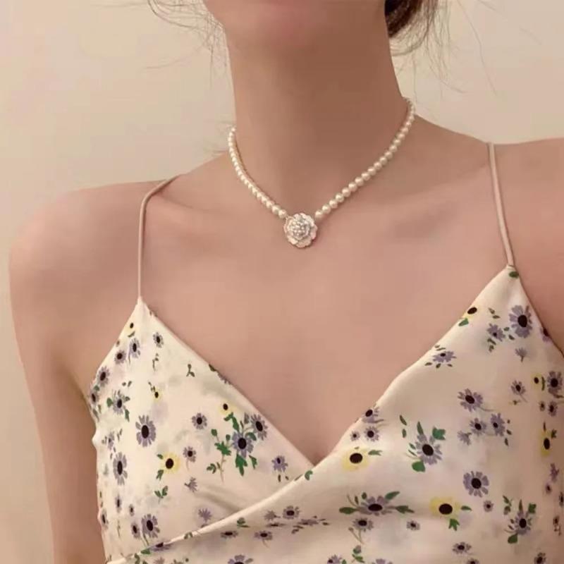 Charmante Perlen weiße Kamelie Anhänger Halskette Damenmode Schlüsselbein Kette Schmuck Zubehör Geschenk