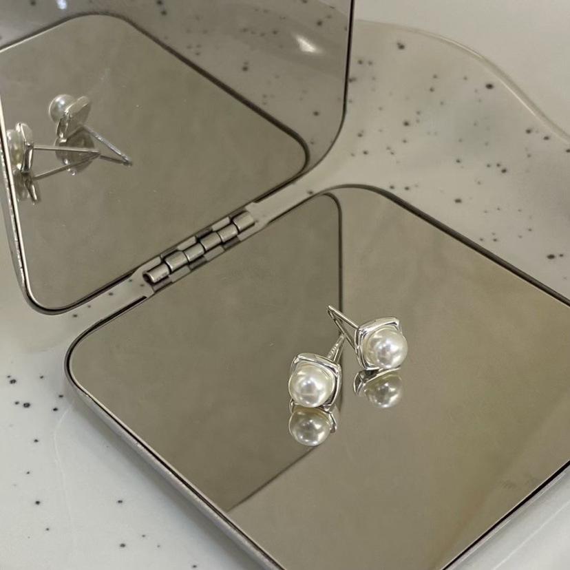 Square Pearl Stud Earrings Korean Version Simple Commuting Elegant Beauty Girl Heart Temperament Earrings