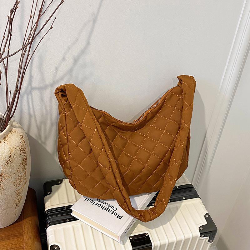 

Spring new casual embroidery thread rhombus personality large capacity commuter one shoulder tote bag woman коричневый