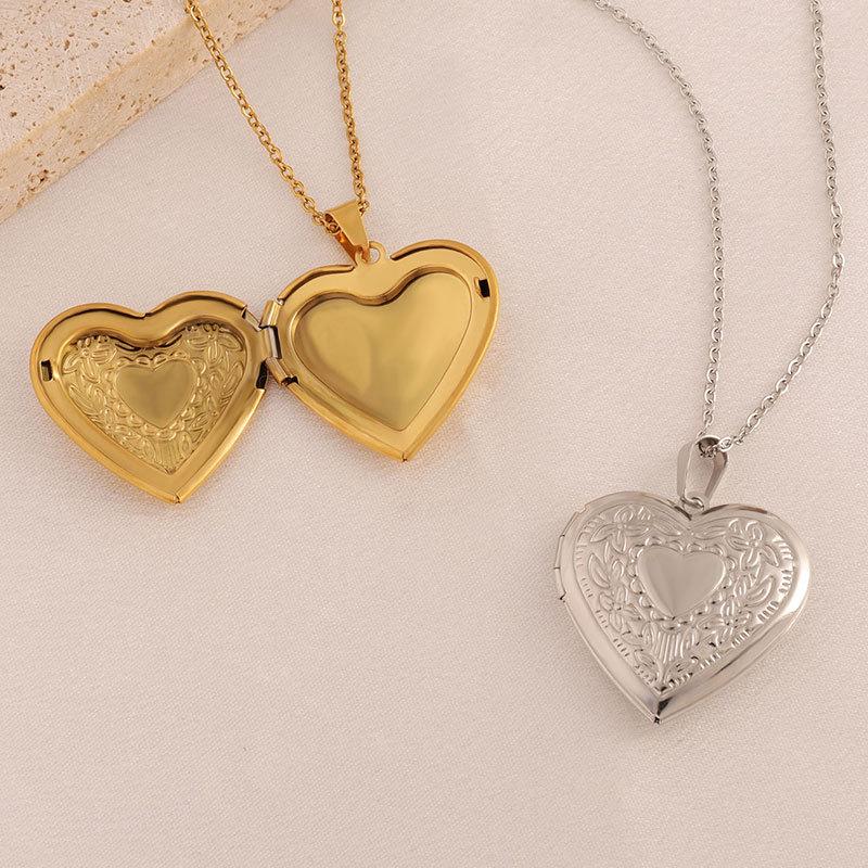 Embossed Peach Heart Photo Frame Necklace - Women's Non-Fading Light Luxury Titanium Steel