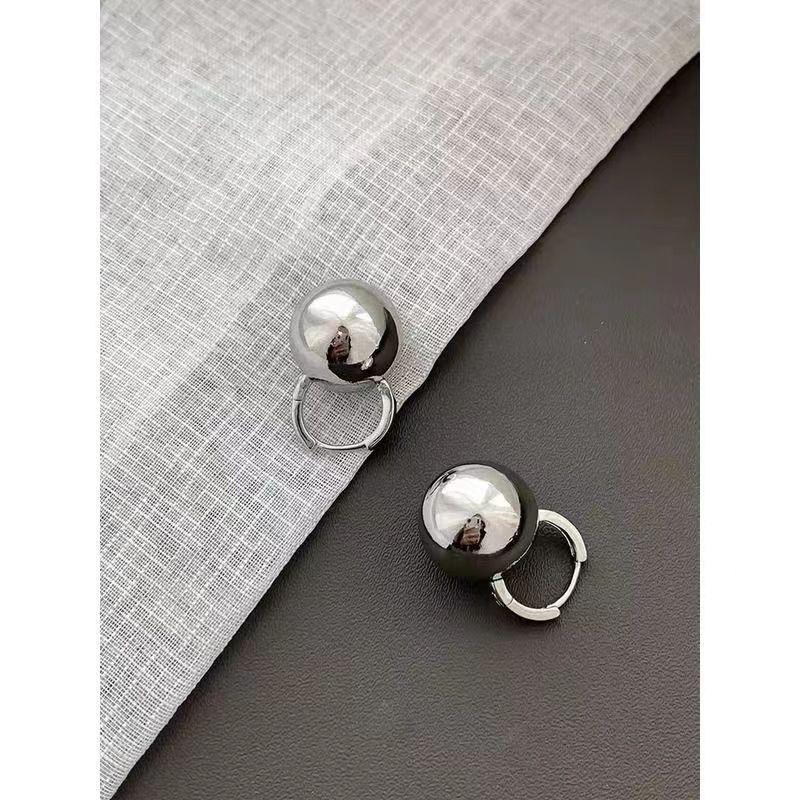 

Шикарные серьги-шарики из металла на осень/зиму: Роскошная корейская мода белый