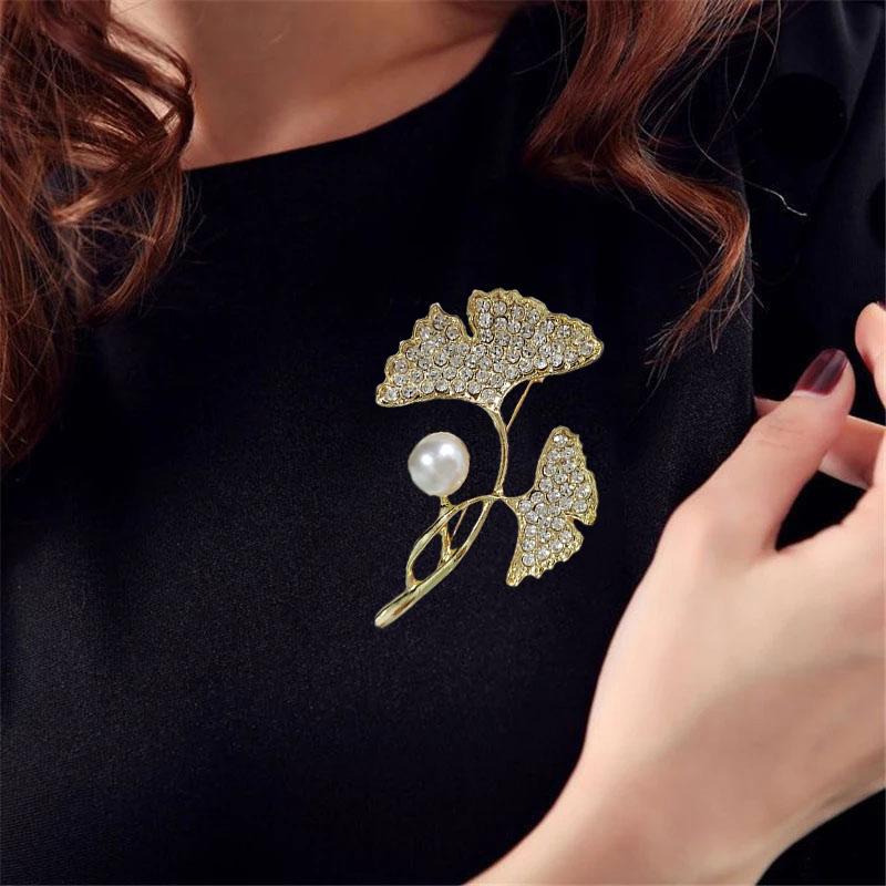 Retro Elegant Ginkgo Leaf Faux Pearl Brosjer for kvinner Temperament Enkel og allsidig brosje Blomster Brosjer Pin Party Bryllup Smykker Gave