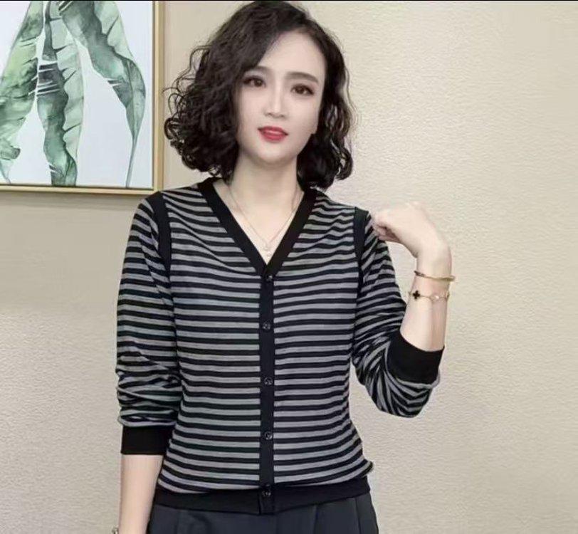 

2025 Spring/Autumn Women s V-Neck Knitted Sweater: Versatile, Age-Defying, Slim Fit, Long Sleeves, Fashionable Top L for 40-55 kg
