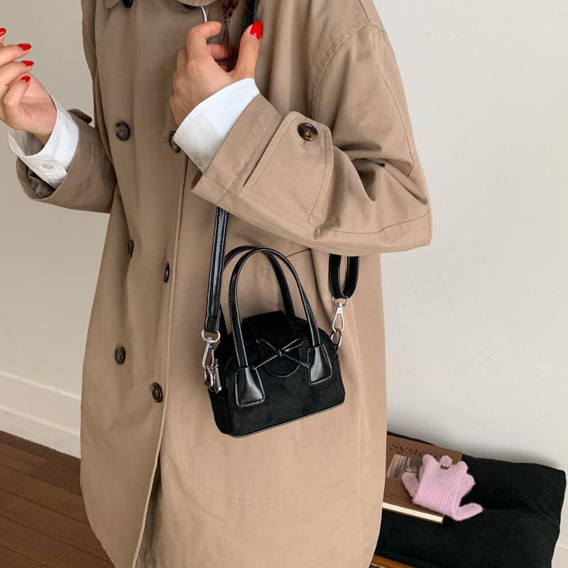 

Simple shoulder small square bag, new trendy fashion handbag, niche versatile bowling bag, portable messenger bag чёрный