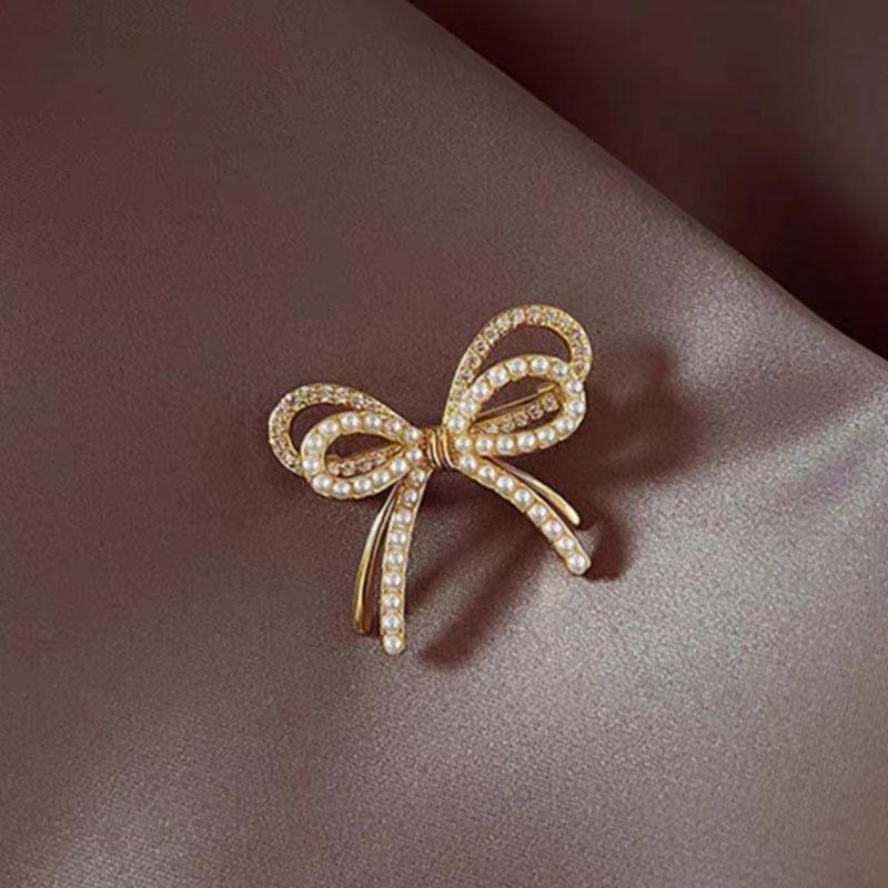 Elegancka broszka z perłowym kwiatem: Luksusowa damska przypinka i klips do biżuterii do akcesoriów odzieżowych