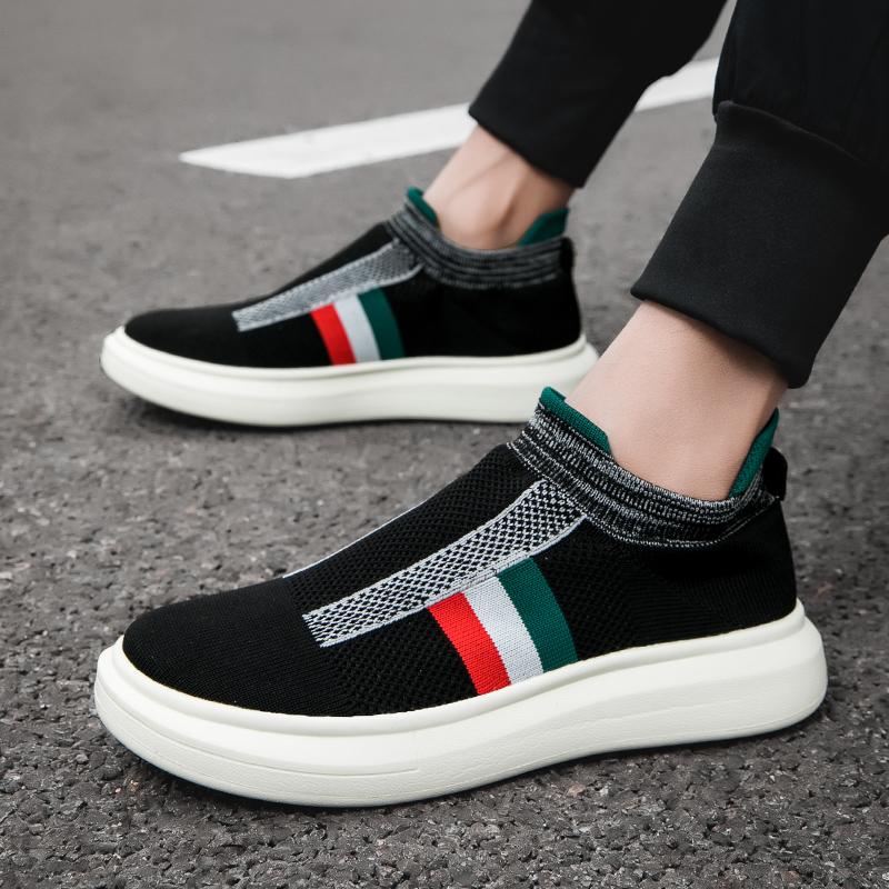 The New Casual Sports Shoes Are Comfortable and Fashionable. Men's and Women's Running Loafers Are In Large Sizes