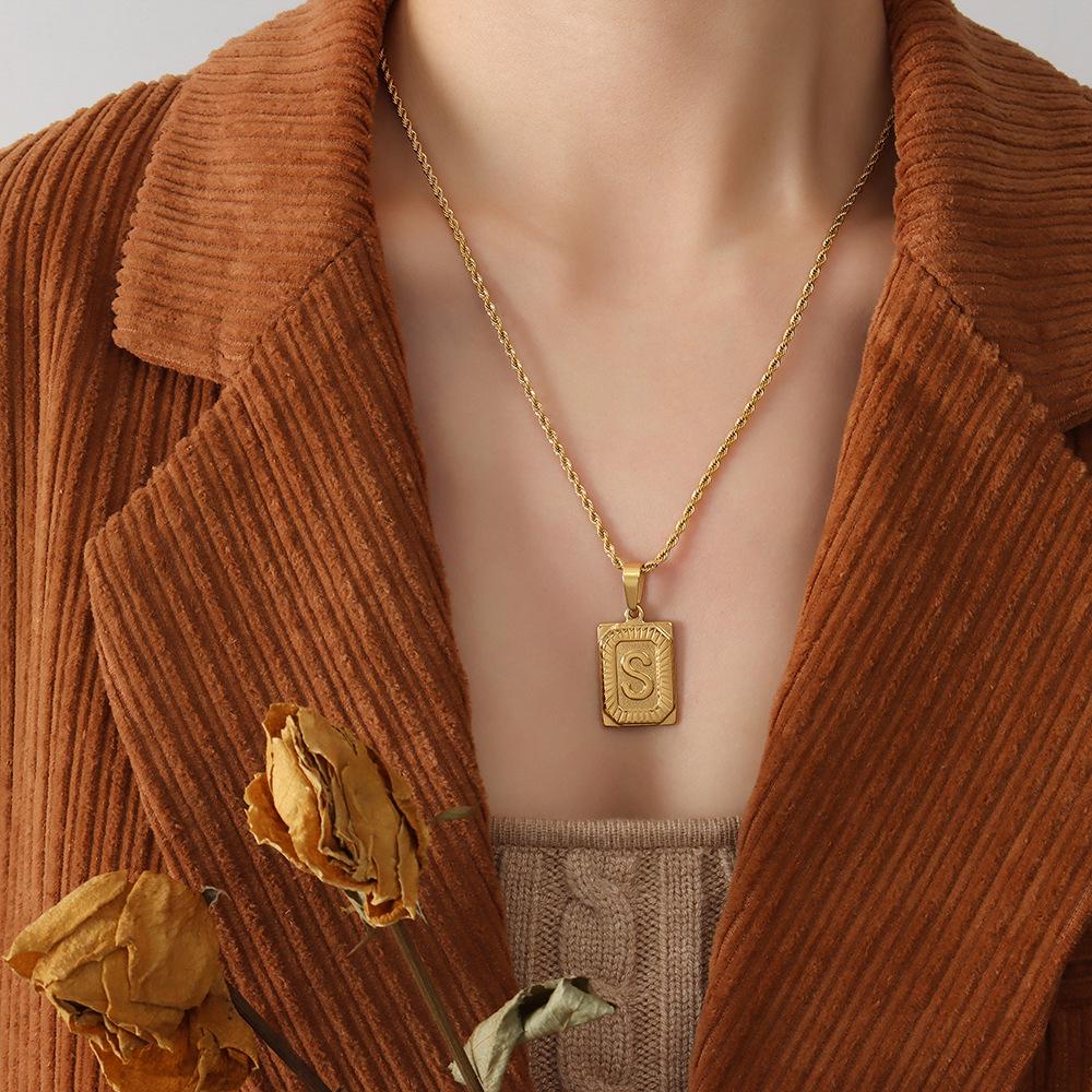 Qiong Yao Hip Hop 26-Letter Square Pendant Necklace, Clavicle Chain, 18K Gold Plated Titanium Steel.