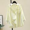 Elegante camicia da donna autunnale con trafori francesi e giacca a righe