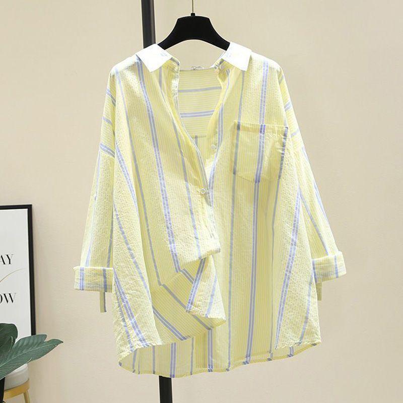Elegante camicia da donna autunnale con trafori francesi e giacca a righe