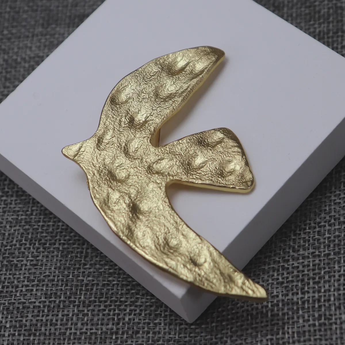 Medieval French Cecile Peace Dove Brooch Replica Exquisite Compact Men Women Clothing Chest Flower Accessories Pin