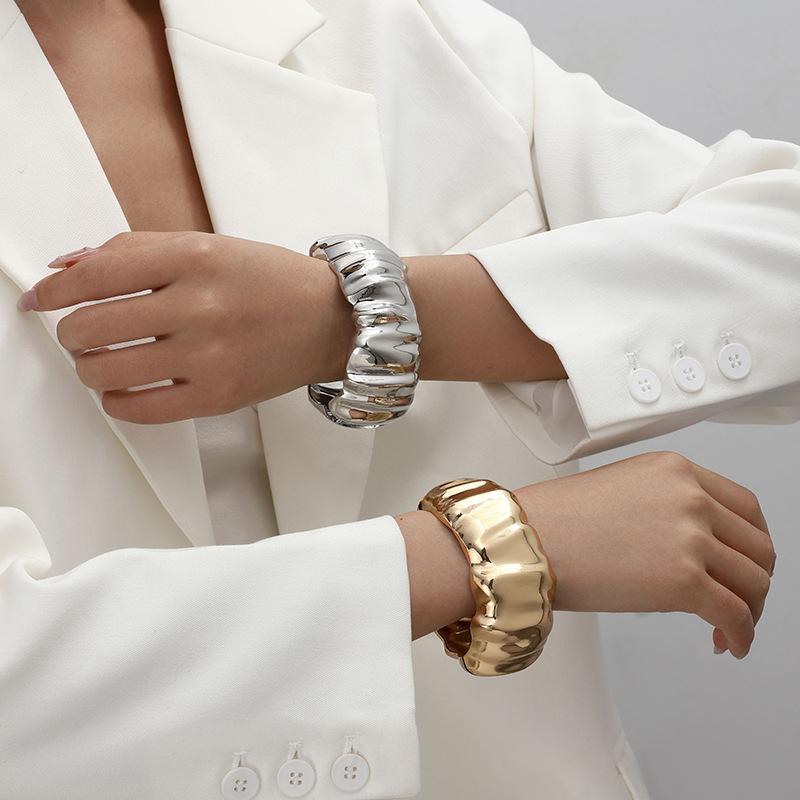 

Hand jewelry exaggerated fashion irregular design feeling pleated personality bracelet ins cold wind bracelet золотий