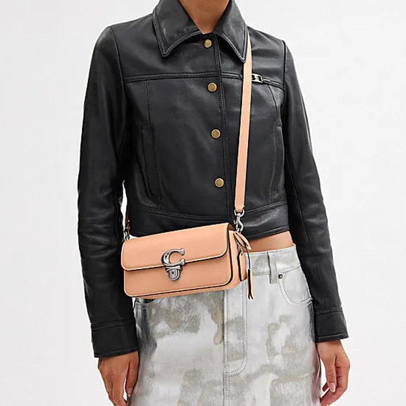 Coach Borsa a mano Studio 20 con logo argento e patta in pelle da donna Beige CE331-LHWFT