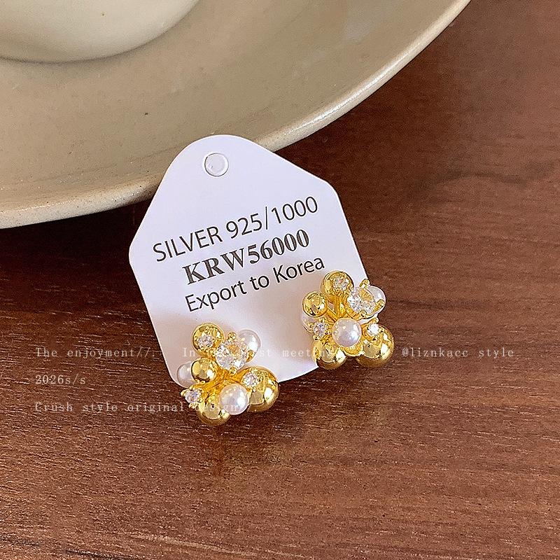 High-end French super flash micro-inlaid zircon fireworks pearl stud earrings for women, elegant and unique, sweet and versatile light luxury earrings