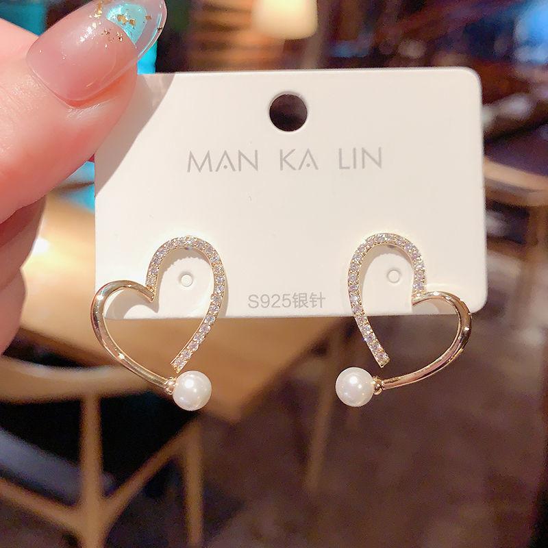 

Женские серьги-гвоздики в форме сердца