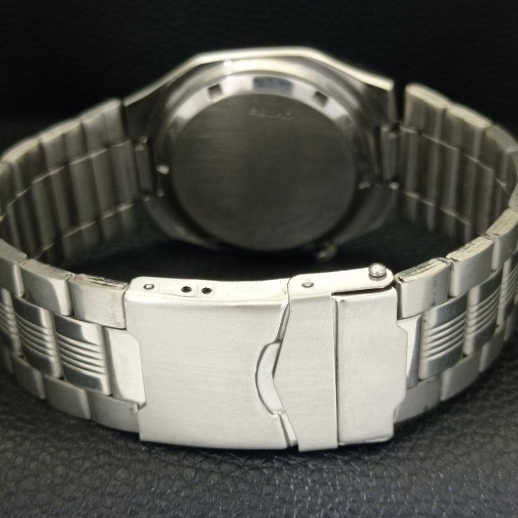 ORIGINÁLNÍ VINTAGE SEIKO 5 AUTOMATIC JAPAN 7009A PÁNSKÉ HODINKY S ČERNÝM CIFERNÍKEM a702468-5 R124-a702468