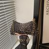 Modische kleine Tasche für unter den Arm, Einzel-Schultertasche, Vielseitig mit Kette, Geeignet für den täglichen Weg zur Arbeit, Kleine Umhängetasche