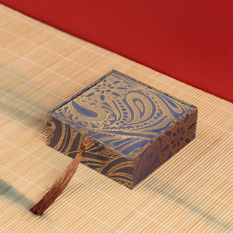 

Винтажная шкатулка для украшений с кисточкой, для хранения и демонстрации ожерелий, браслетов-бянжитов из нефрита, подвесок. Упаковочная коробка для ювелирных изделий в китайском стиле.