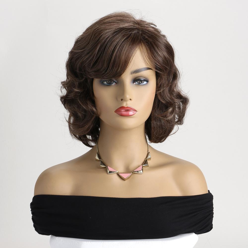Parrucche Sintetiche Ondulate Marroni con Frangia, Moda Donna, Capelli Corti Soffici Ondulati, Fibra Resistente al Calore per Uso Quotidiano, Cosplay, Lolita