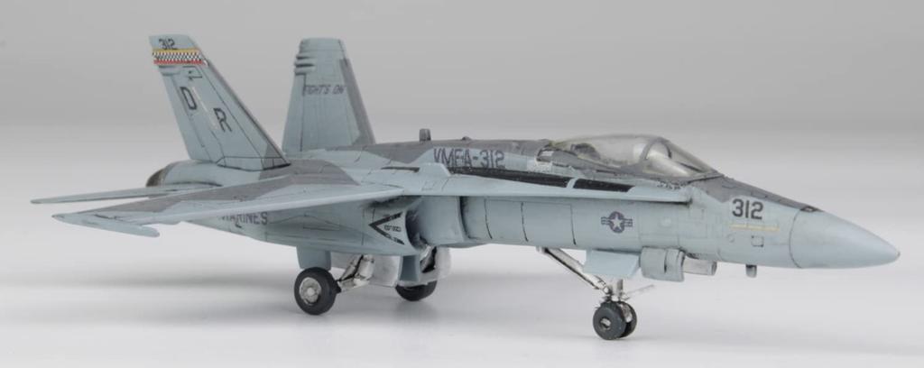 Platz US Marine Corps Hornet Checkerboard 2022 Ferris Camouflage Plastic Model Kit 1/144 F/A-18C VMFA-312 FC-20