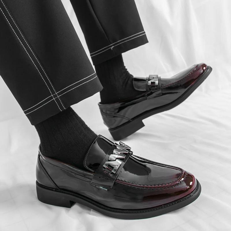 Frühling Luxusmarke Herren Lackleder Bequem Atmungsaktiv Spitz Herren Blockschuhe Bankett Business Casual Lederschuhe