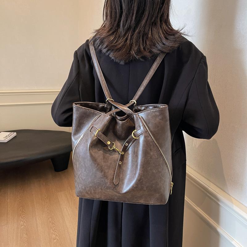 

Retro bag women s large capacity 2025 new versatile single shoulder messenger commuter tote bag multi-functional backpack темно-коричневого кольору