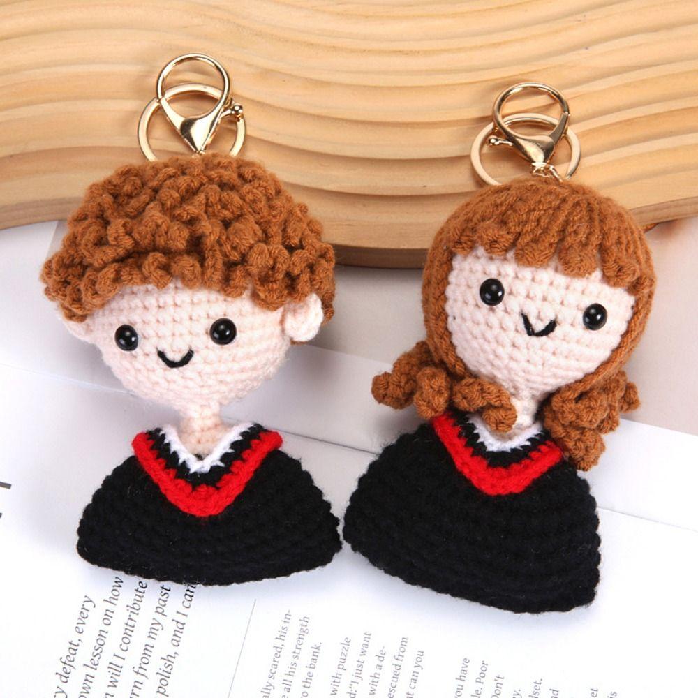 Gewebte Puppe Gestrickter Schlüsselanhänger Handgemacht Gestrickte Puppe Häkelpuppe Abschluss-Puppe für Studenten