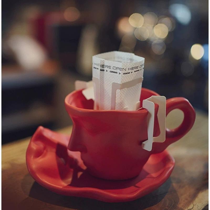 Kreativní myšlení Tvář Keramický hrnek na kávu a podšálek Set – Umělecký set hrnků