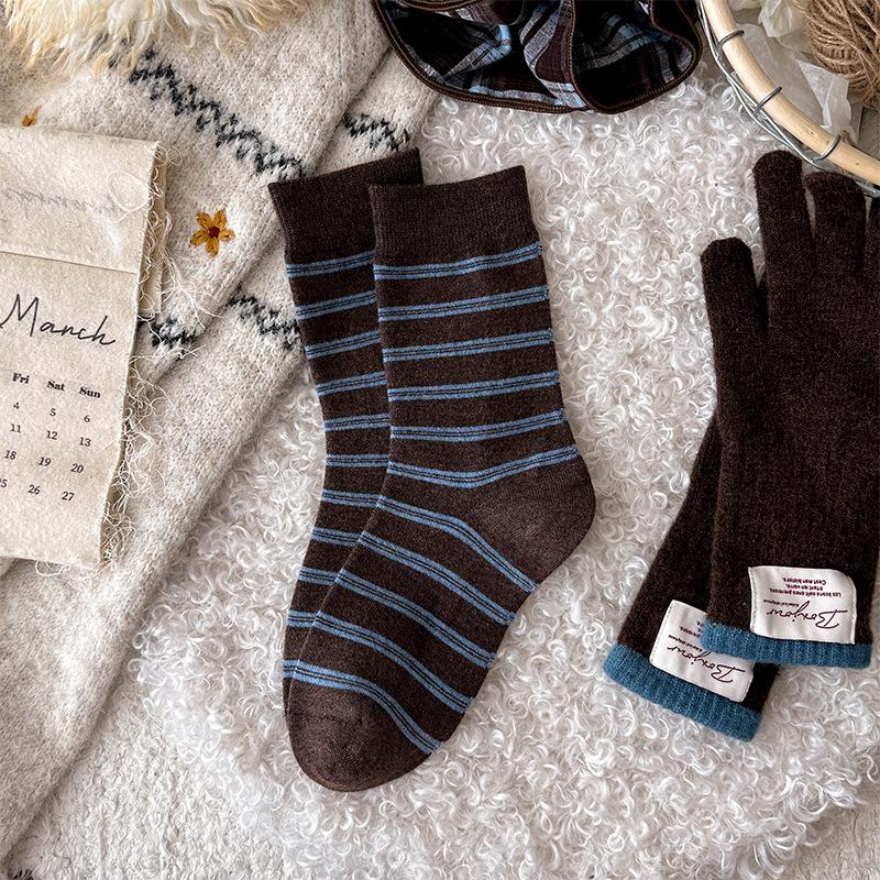 Winter Thick and Warm Soft Velvet Coffee-blue Heart-shaped Floral Striped Mid-calf Socks, Versatile Pile Socks for Women