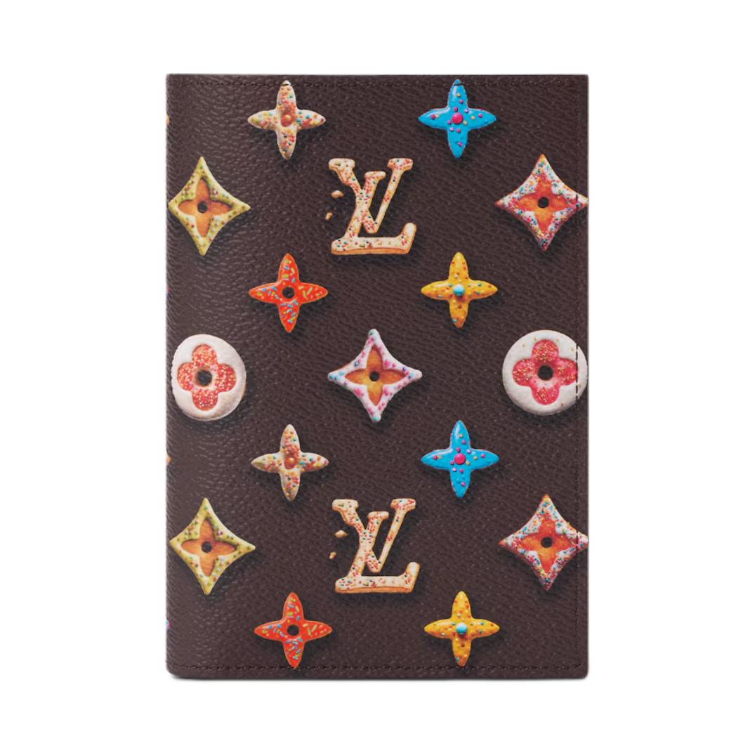 

Louis Vuitton Monogram Donuts Coated Canvas Passport Holder Unisex accessories Chocolate M28281 Gift Set(Basic Set+Box+Shopping Bag)
