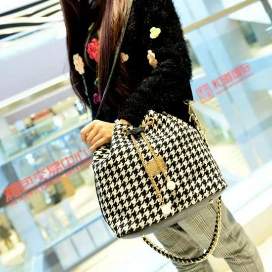 Spring Ethnic Style Printed Canvas Bucket Bag with Trendy Shoulder Strap for Women